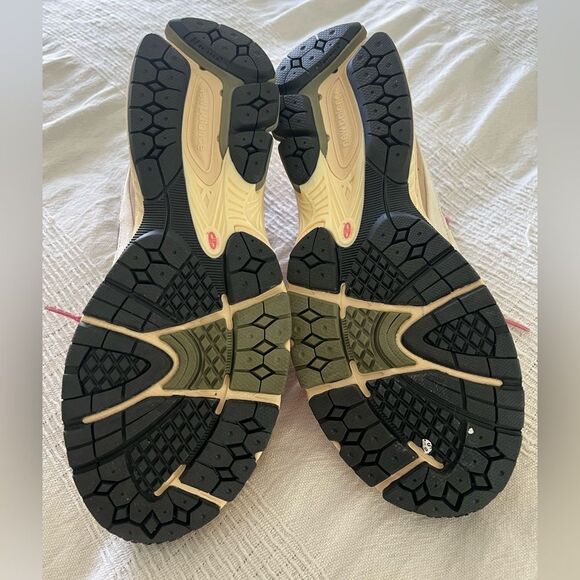 New Balance Beige and Pink Sneakers - Picture 7 of 9